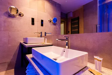 Сад та зона відпочинку з шезлонгами в готелі Zalesie Mazury