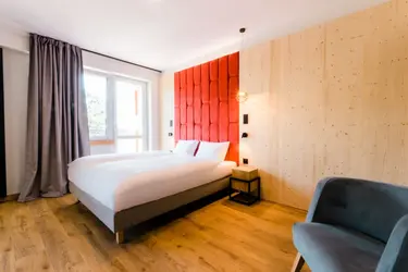 Вечірня прогулянка в Заліссі Мазурах — освітлені алеї