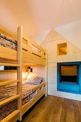 Басейн готелю в Заліссі Мазурах — зона відпочинку та плавання